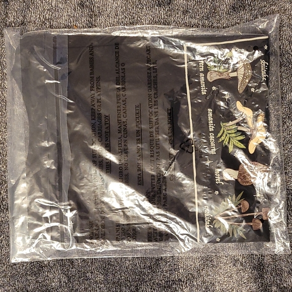 🎉HPx3🎉 Hot Topic Wild Mushrooms Crop Tee - Picture 3 of 3